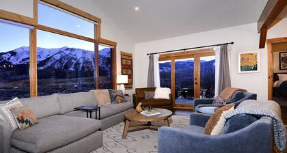 Elk Haven/Book Now For Summer! New Dog Friendly Home/Hot Tub and Big Views!