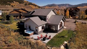 Ein modernes Haus mit Terrasse, Whirlpool und Bergblick.