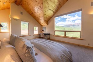 3 slaapkamers, een strijkplank/strijkijzer, wifi, beddengoed