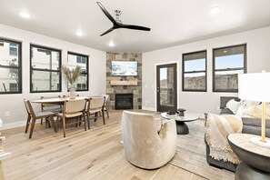 Smart TV, fireplace - Luxe 3 Bedroom Retreat with Balcony and Views (Daniel)