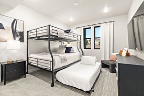 3 habitaciones, escritorio, tabla de planchar con plancha y wifi 