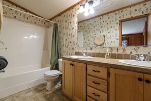 Sèche-cheveux, serviettes fournies, papier toilette