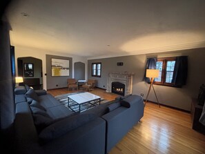 TV, fireplace