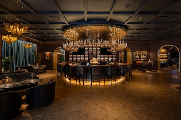 5 bars/lounges