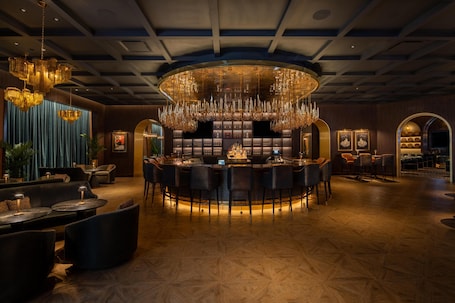 5 bares o lounges . Live Casino & Hotel Louisiana, Curio Collection by Hilton