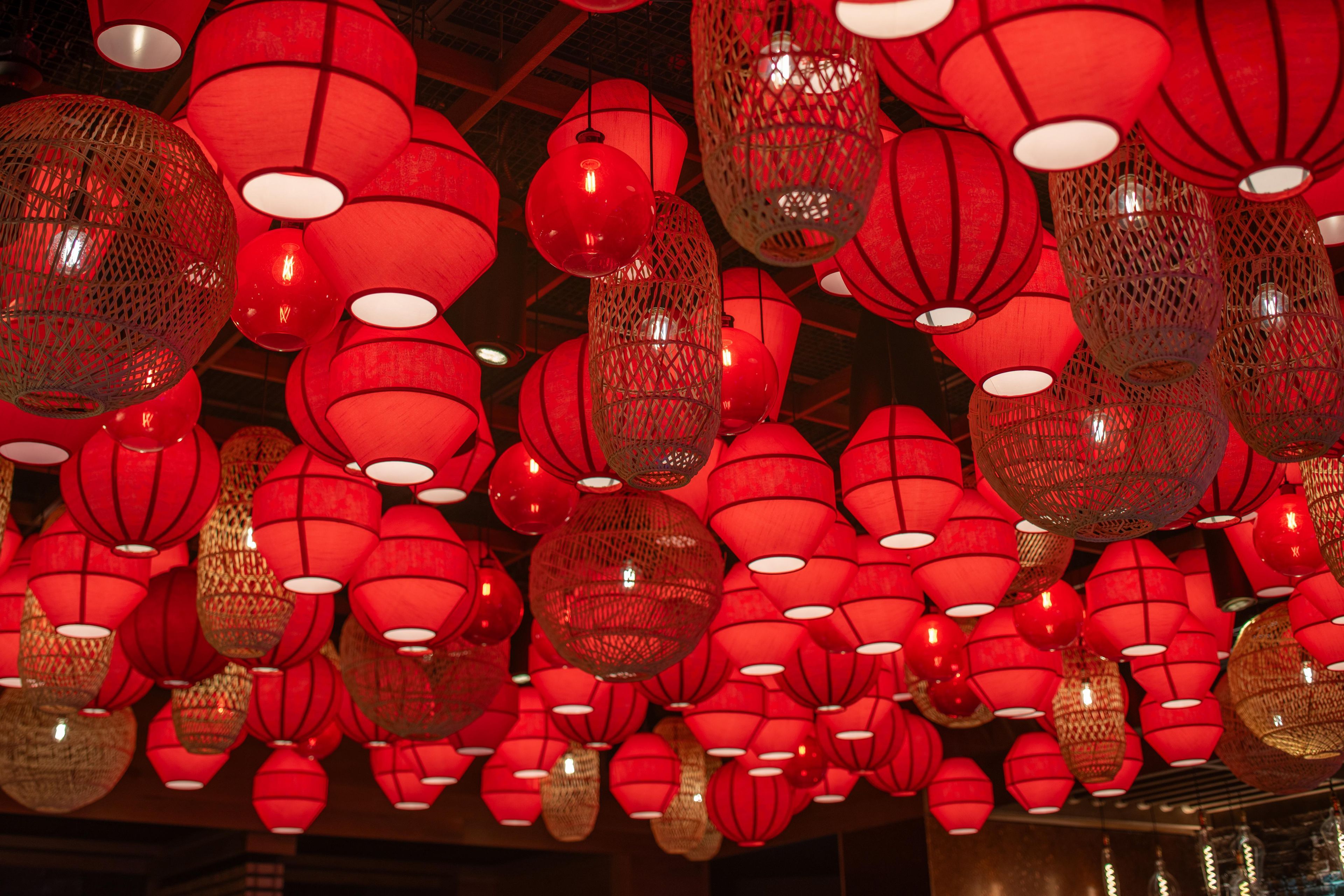 Techo decorado con múltiples faroles rojos esféricos.