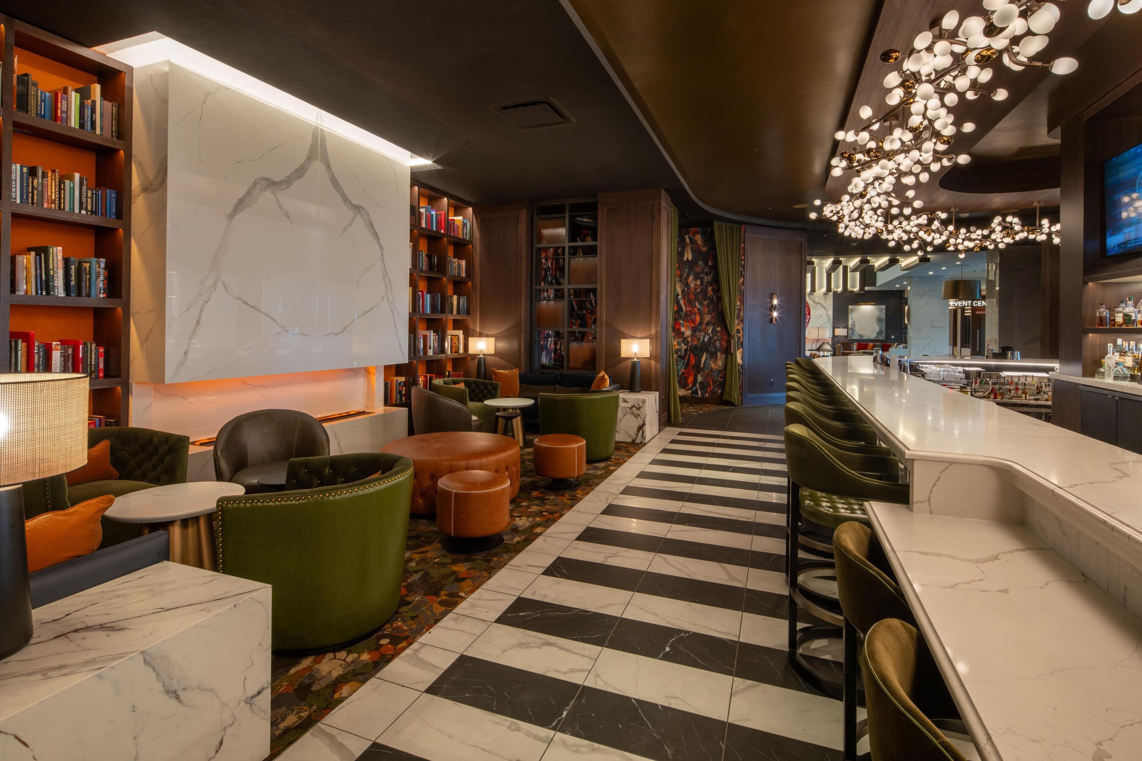 Un área de bar moderna con suelo a cuadros, taburetes y una barra.