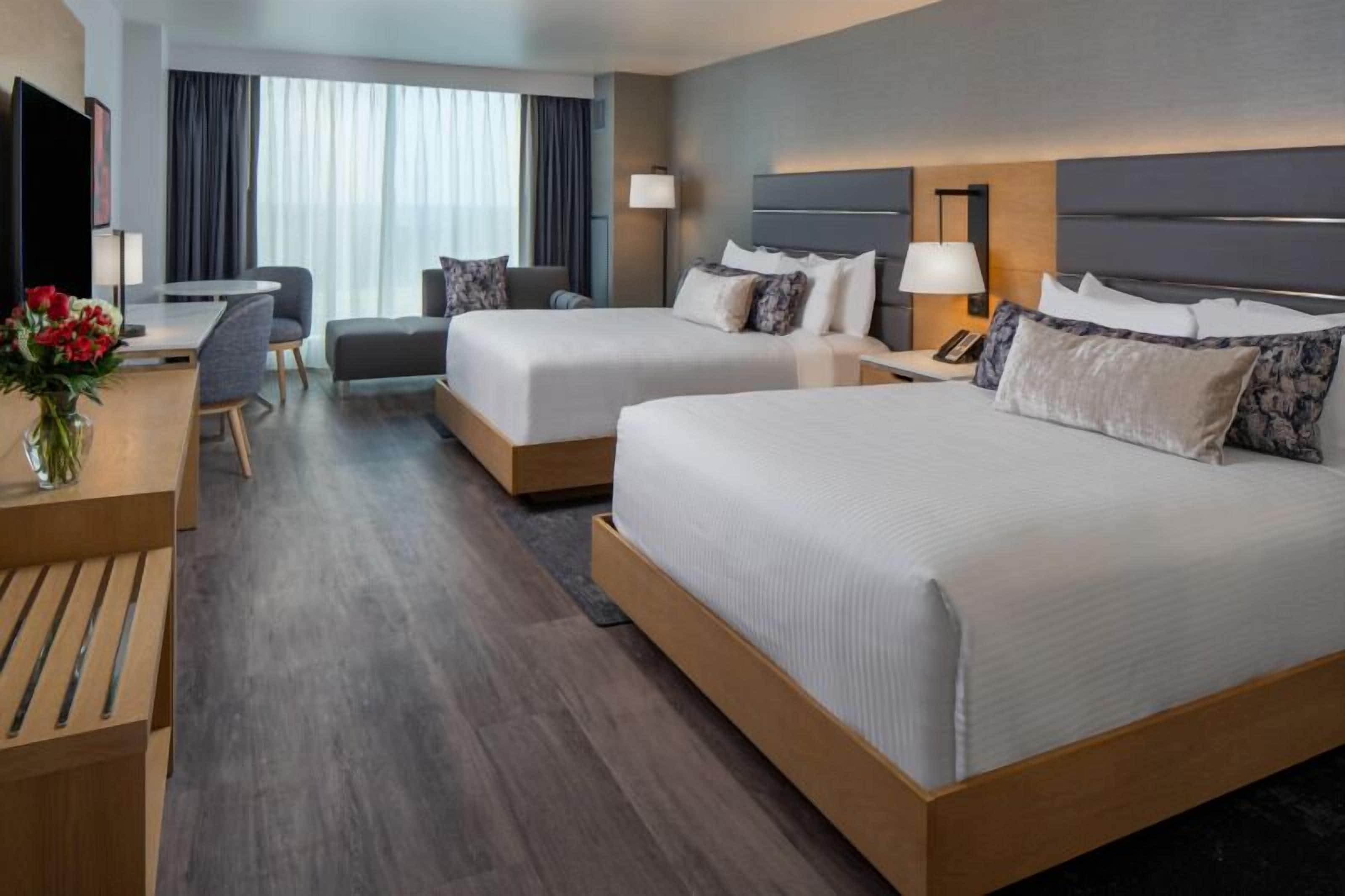 Safe på rommet, strykejern/-brett og sengetøy