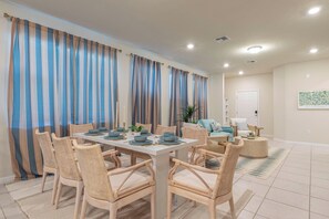 Dining - 5BD Home in Windsor - Private Pool & Disney Nearby (Davenport)