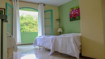 Quarto quádruplo superior, vista para a montanha | Wi-Fi de cortesia, roupa de cama