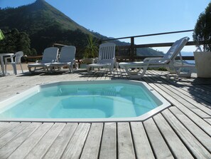 Bañera de hidromasaje al aire libre