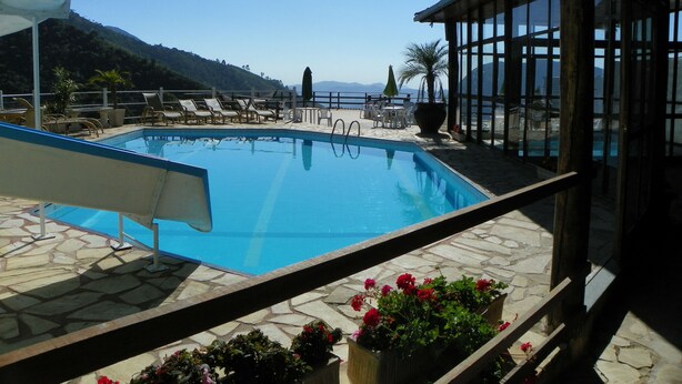 Indoor/outdoor pool - Hotel Caledônia Inn (Nova Friburgo)
