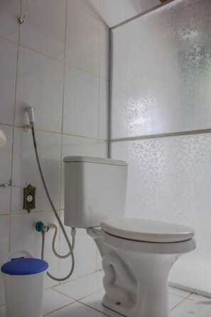 Superior-Vierbettzimmer, Bergblick | Badezimmer | Dusche, kostenlose Toilettenartikel, Handtücher, Seife