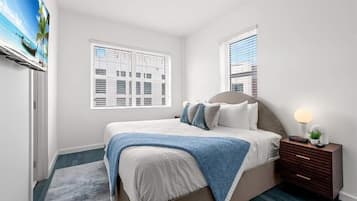 Escritorio, tabla de planchar con plancha, wifi gratis y ropa de cama