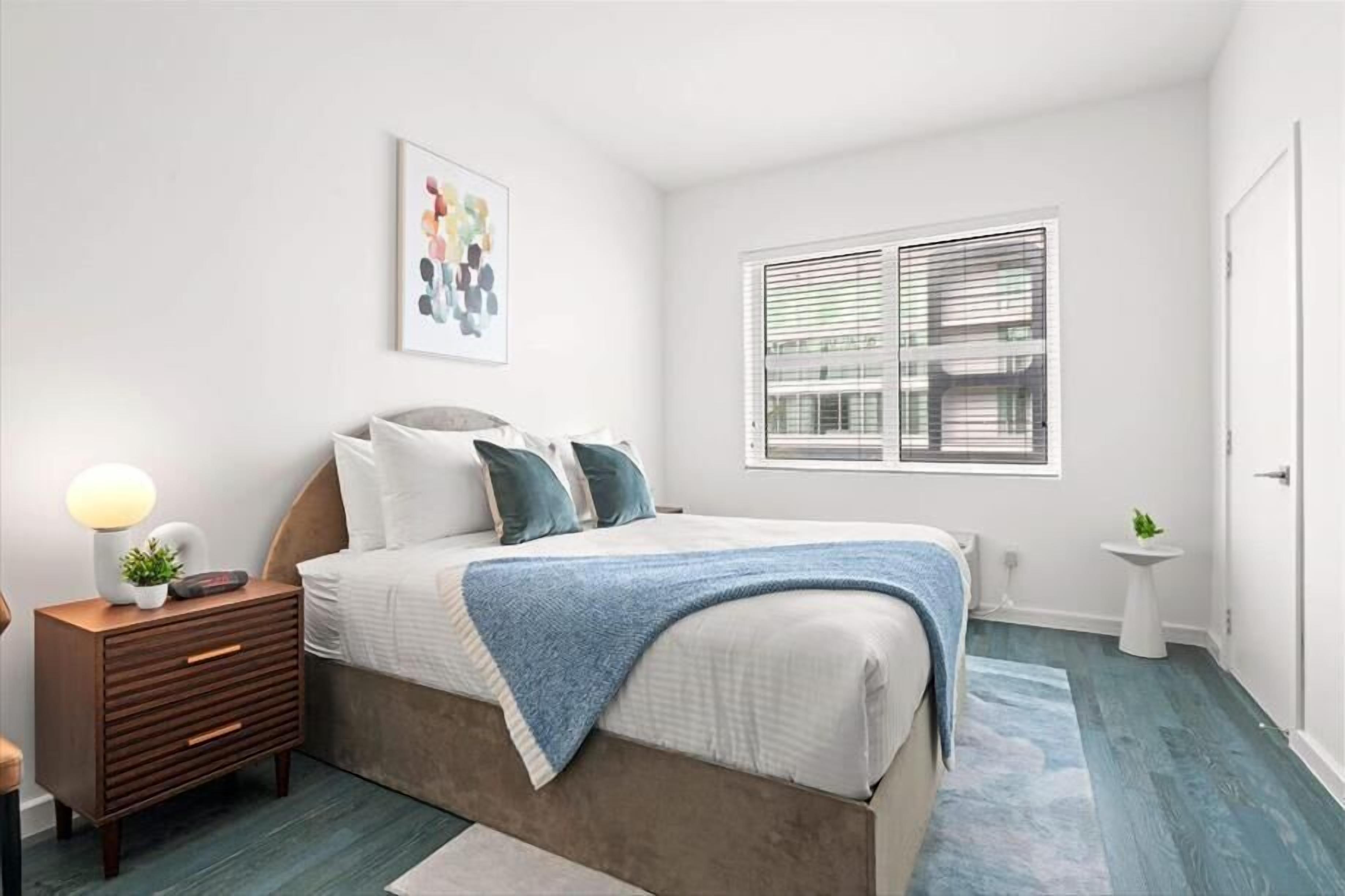 办公桌、熨斗/熨衣板、免费 WiFi、床单