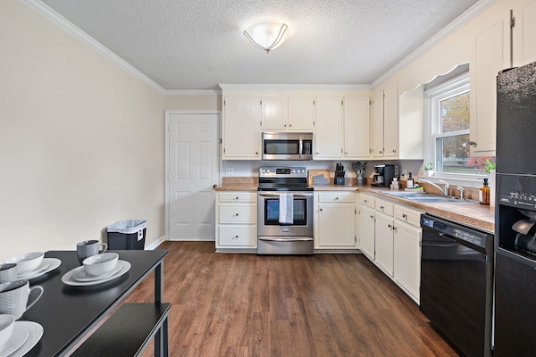 Frigorifero, microonde, forno, piano cottura