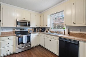 Jääkaappi, mikroaaltouuni, uuni, liesi