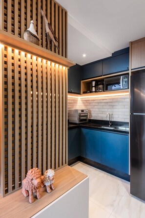 Kjøleskap, mikrobølgeovn, ovn og kaffetrakter/tekoker