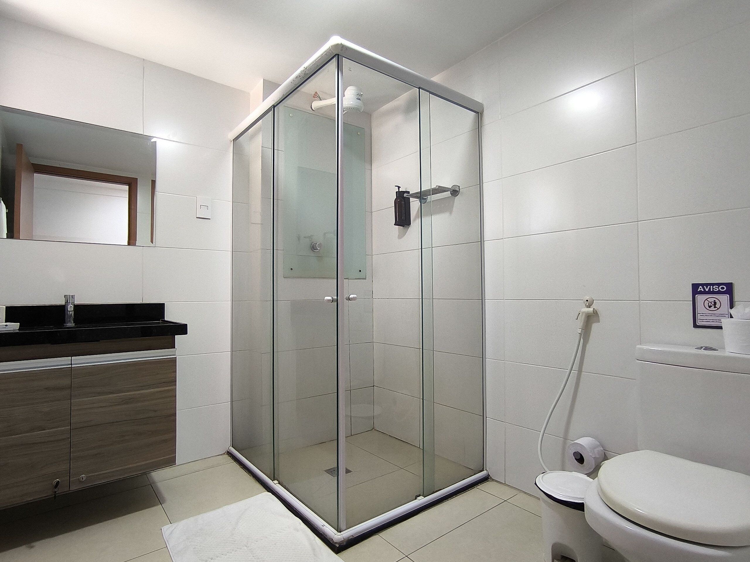 Departamento Confort | Baño | Regadera, toallas, papel de baño 