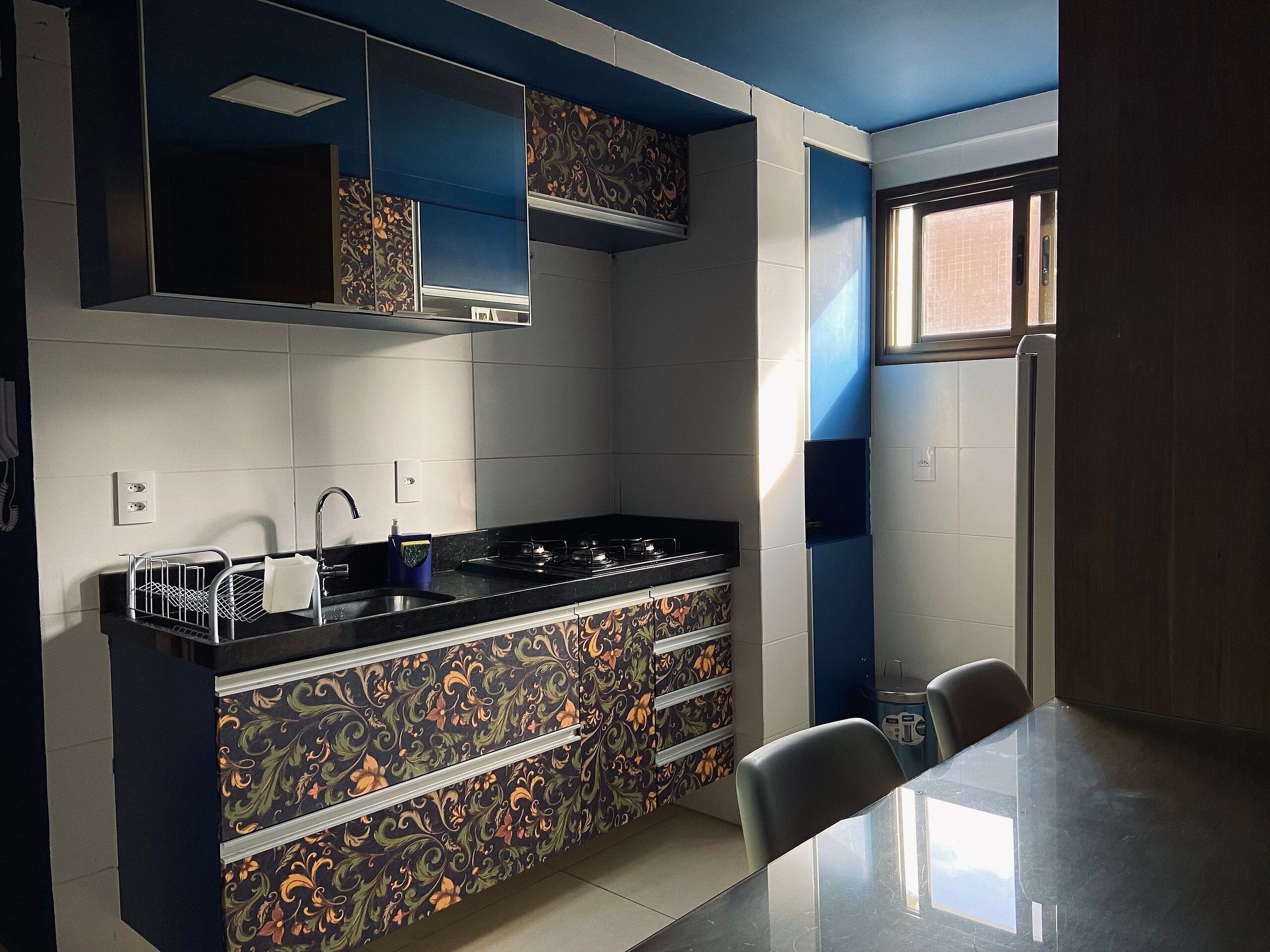 Departamento | Cocina privada | Refrigerador, microondas, parrilla de estufa y cafetera y tetera 