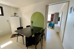 คอมฟอร์ทอพาร์ทเมนท์ | ครัวส่วนตัว | ตู้เย็น, ไมโครเวฟ, เตาประกอบอาหาร, เครื่องชงกาแฟ/ชา