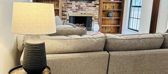 Charming 2-bedroom 2-bath cottage with AC, WiFi in fabulous Lenexa