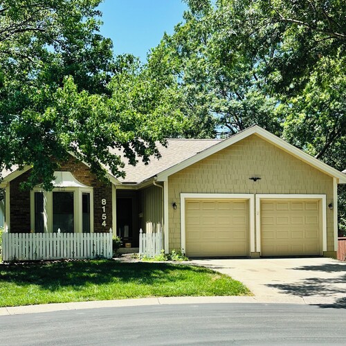 Charming 2-bedroom 2-bath cottage with AC, WiFi in fabulous Lenexa