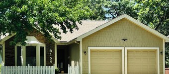 Charming 2-bedroom 2-bath cottage with AC, WiFi in fabulous Lenexa