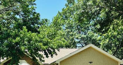 Charming 2-bedroom 2-bath cottage with AC, WiFi in fabulous Lenexa