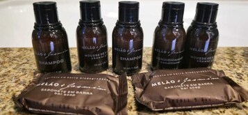 华丽开间套房, 花园景观 | 浴室 | 毛巾、肥皂、洗发水、卫生纸