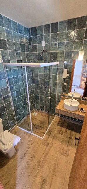 Handuk, sabun, sampo, dan tisu toilet