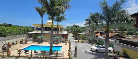 Vista frontal de la propiedad