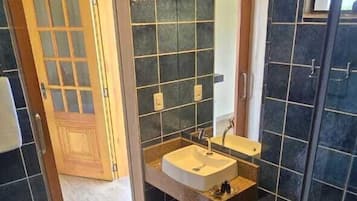 Serviettes fournies, savon, shampoing, papier toilette