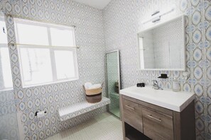 Douche, sèche-cheveux, shampoing