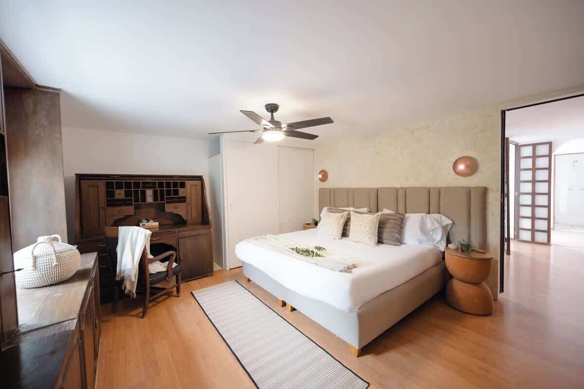8 bedrooms, WiFi, bed sheets