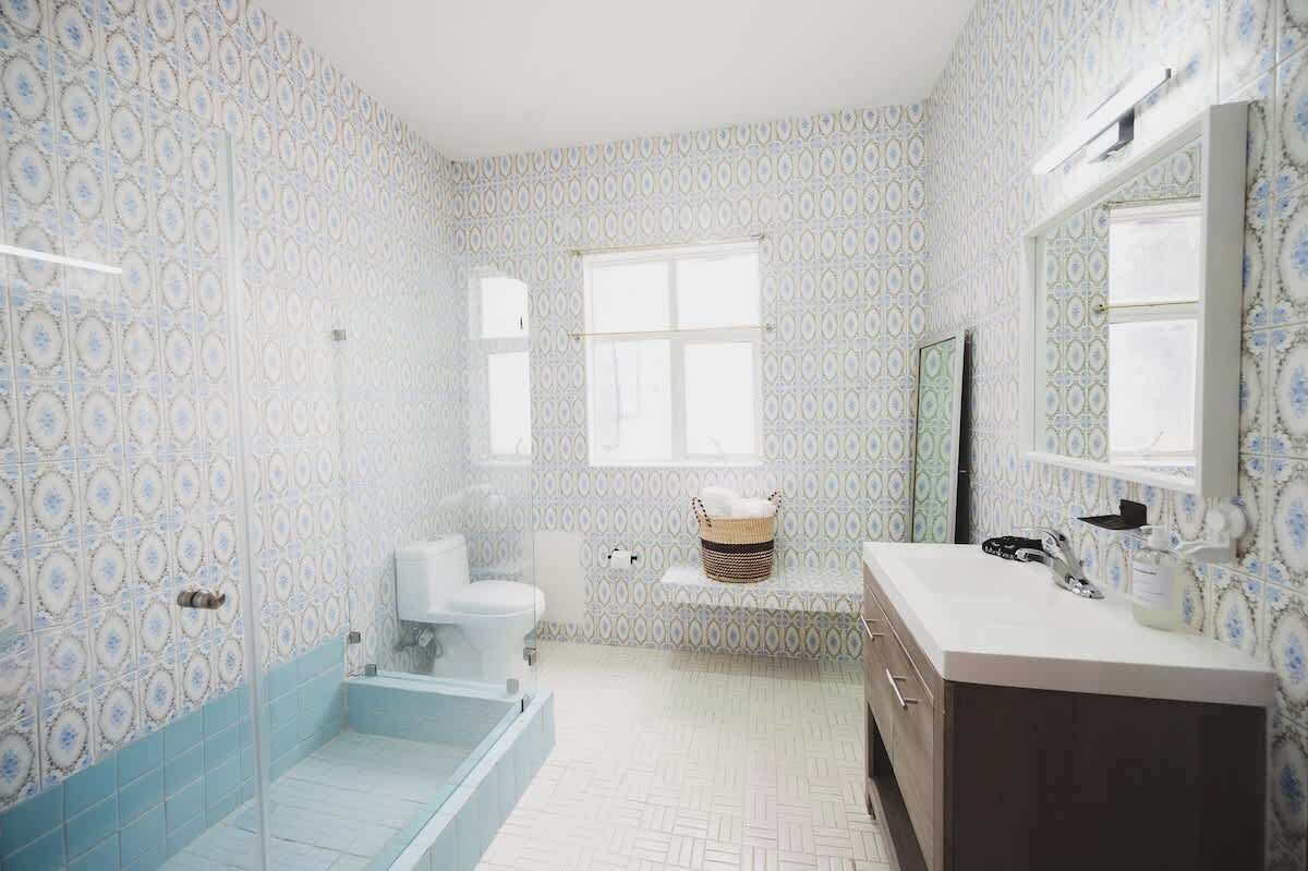Een douche, een haardroger, shampoo
