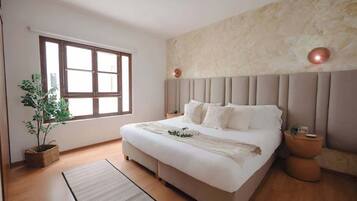 8 bedrooms, WiFi, bed sheets