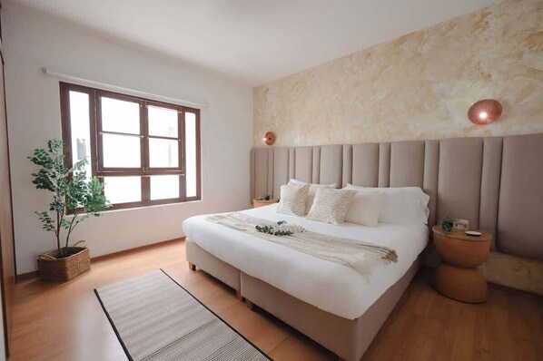 8 bedrooms, WiFi, bed sheets
