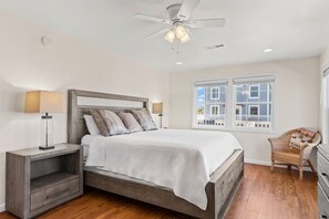 6 chambres, bureau, fer et planche à repasser, lit de bébé portatif