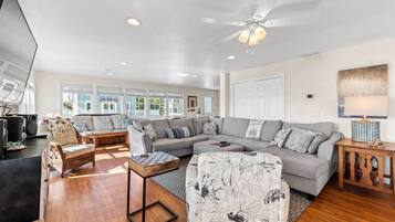 Een smart-tv, videogames, een tafeltennistafel en boeken