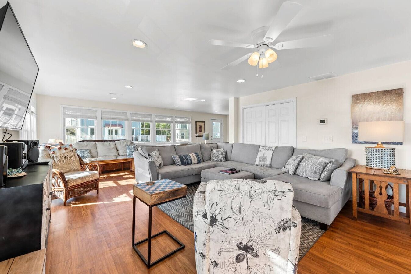 TV connectée, jeux vidéo, table de tennis de table, livres