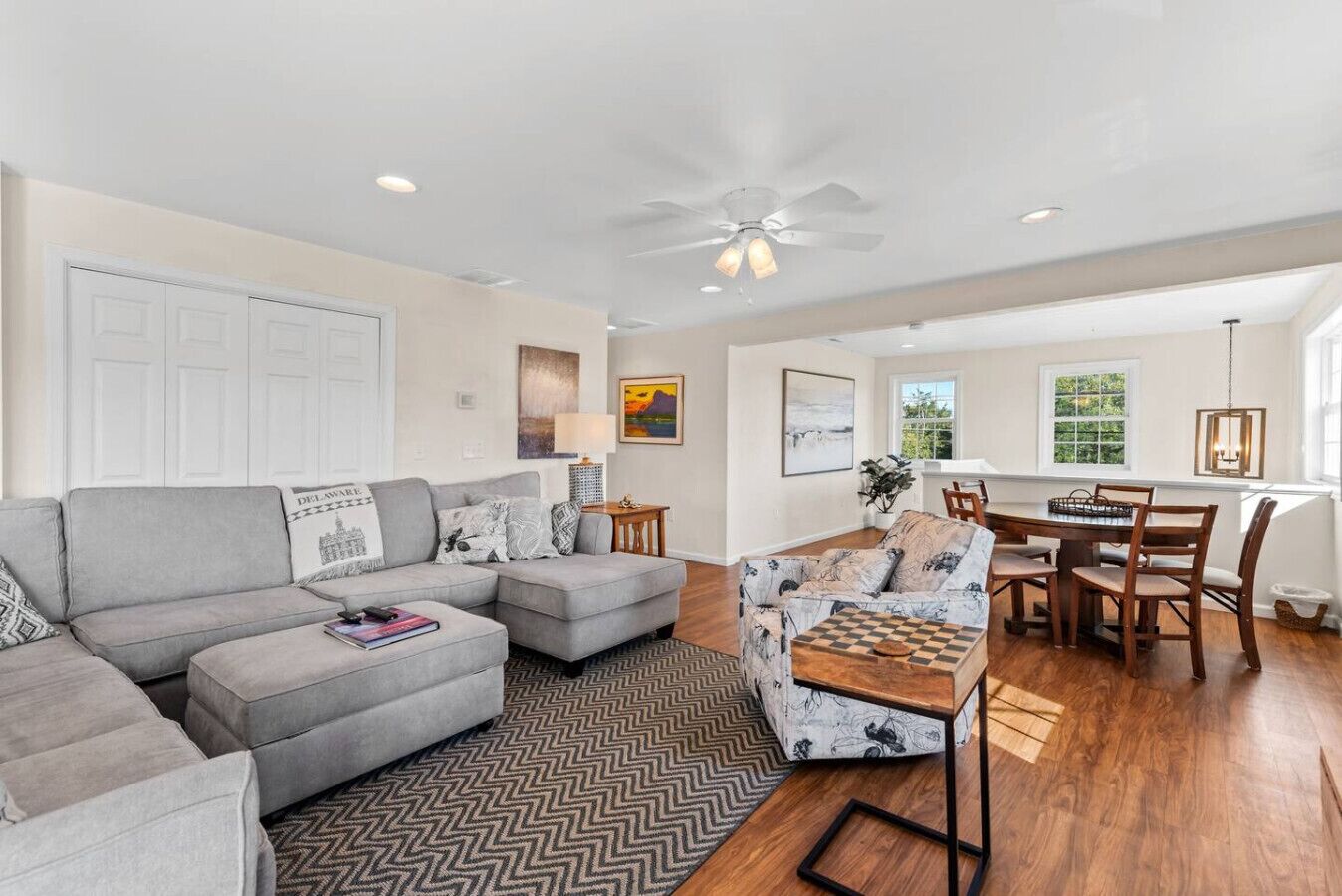 Smart-TV, Videospiele, Tischtennisplatte, Bücher