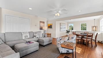 Smart-TV, Videospiele, Tischtennisplatte, Bücher