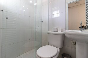 Douche, serviettes fournies, papier toilette