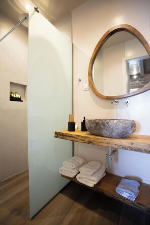 Chuveiro, secador de cabelo, toalhas de banho 