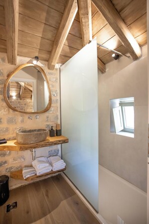 Douche, séchoir à cheveux, serviettes fournies