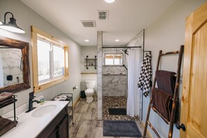 Regadera, toallas, jabón, papel de baño 