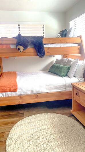 5 bedrooms, desk, iron/ironing board, WiFi