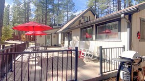 Terrace/patio - Camp Bear Hug Spacious 5-bedroom house in charming Pinetop with AC - Pool Table (Pinetop)