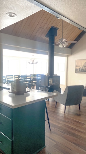 Interior - Camp Bear Hug Spacious 5-bedroom house in charming Pinetop with AC - Pool Table (Pinetop)